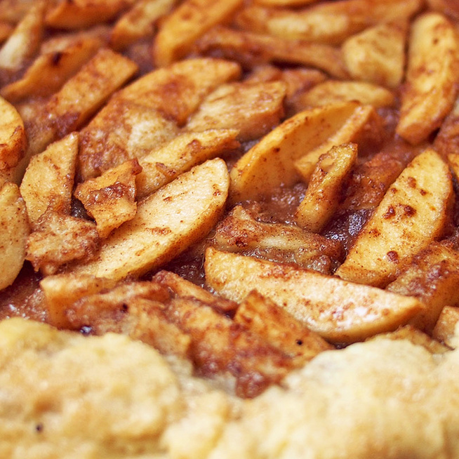 Fahéjas almával és körtével töltött omlós tészta – A rákaramellizálódott cukortól lesz különlegesen finom