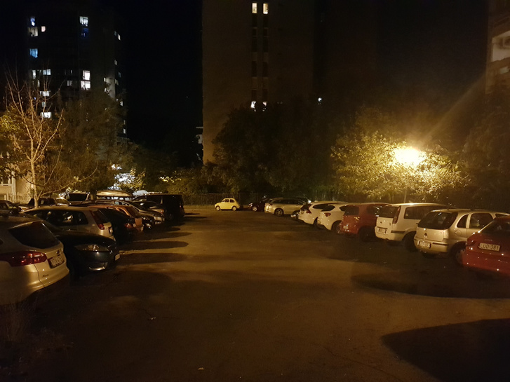 Ez itt a Pálos utcai parkoló, ma. Itt szereltem az összes autómat, az én Fiatom pont ott parkolt mindig, ahol most a Katié