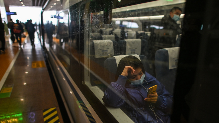 Már függőhídon is szupergyorsan hasíthatnak a vonatok Kínában
