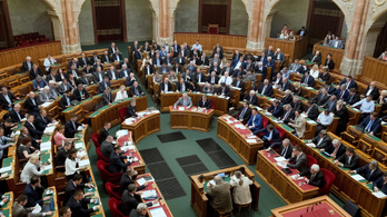 Az alaptörvény kilencedik módosításáról dönthet a parlament