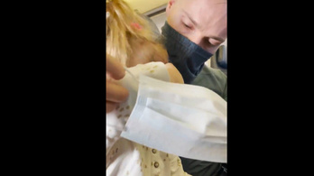 Nem volt maszk a kétéves kislányon, leparancsolták a magyar házaspárt az amerikai repülőgépről