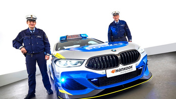 Idén 8-as BMW-ből készült tuning-rendőrautó