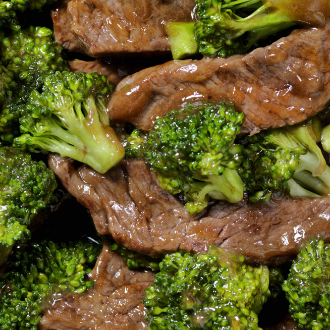 Brokkolival pirított, fűszeres marhahús – A serpenyőben érnek össze az ízek