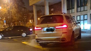 Csak egy kis „botlás”, német rendszámos luxusterepjárójával parkolt bravúrosan a fideszes