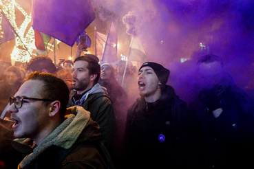 A Momentum elnöke, Fekete-Győr András is tüntetőkkel vonult és skandált. Egy aktivista a körúton füstbombával fokozta a hangulatot, a rendőrök előbb kiszedték, majd elengedték. 