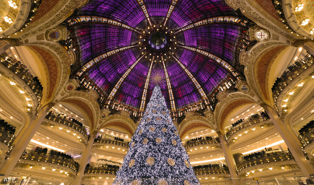 A Lafayette Galéria bevásárlóközpont giccstől nem mentes karácsonyfája Párizsban.