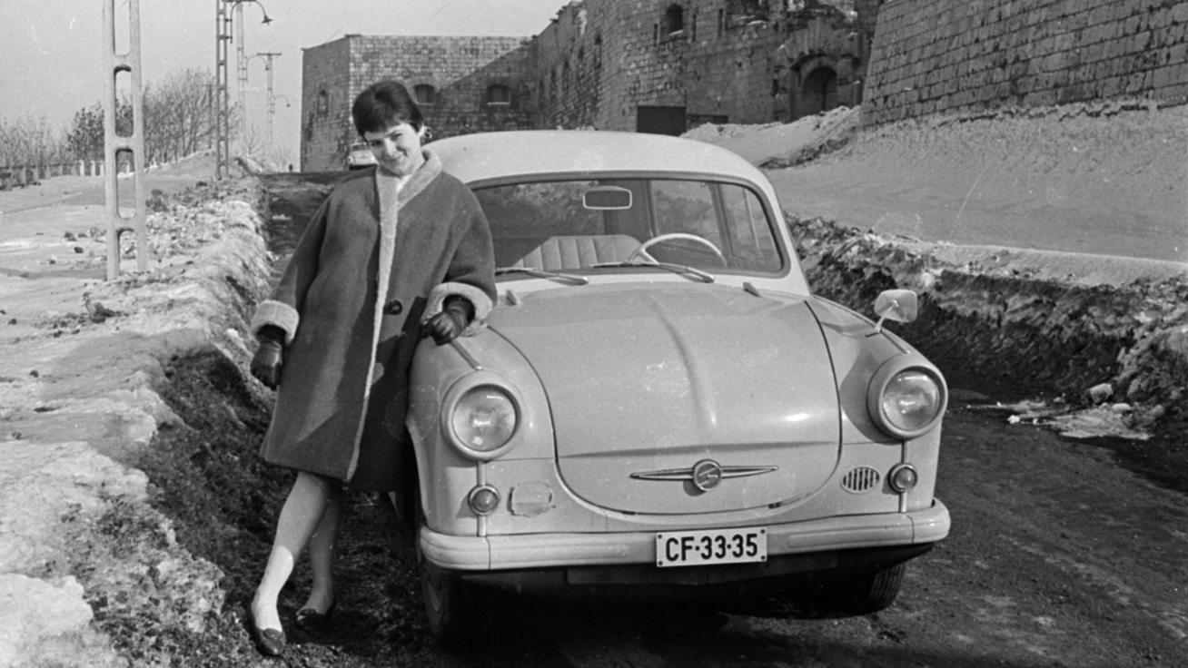 Amikor még büszkén pózoltak az emberek kedvenc Trabantjuk mellett: képeken az ikonikus autó