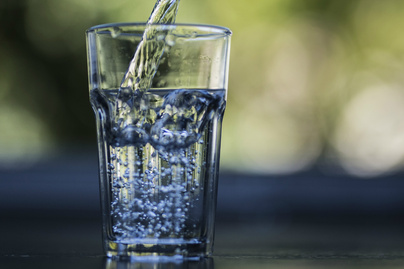 Pontosan mennyi vizet kell inni naponta? Az enyhe kiszáradás is növeli egyes betegségek kockázatát