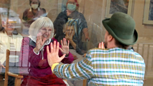 A nap képe: az ablakon keresztül adtak műsort egy brit idősotthon lakóinak