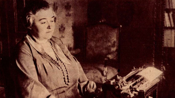 Sokkolta kortársait az első profi magyar írónő