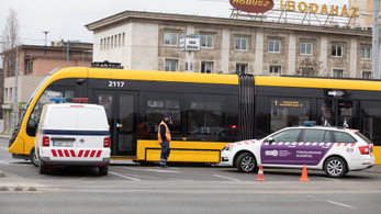 Közlekedési káosz alakult ki a cserben hagyó teherautó miatt Dél-Pesten