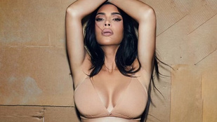 Kim Kardashian szétoszt egy csomó pénzt, csak úgy
