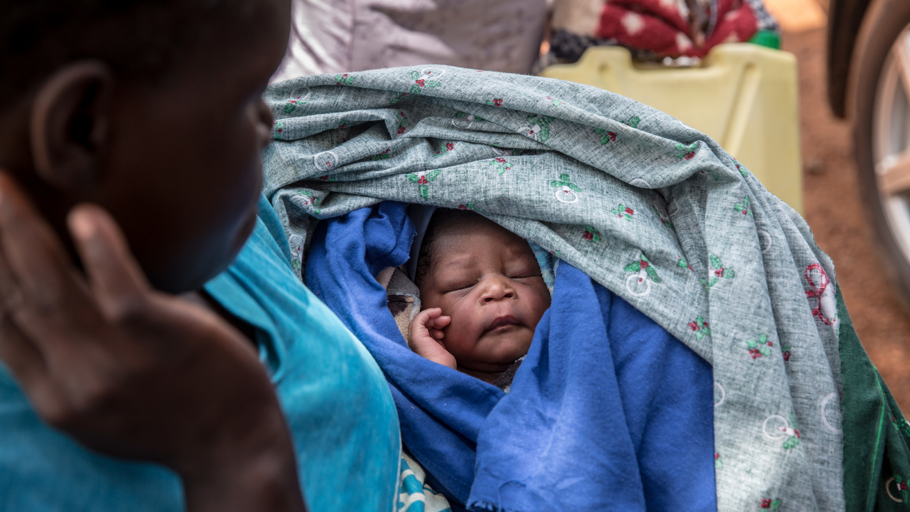 Miért nem sírósak az afrikai babák? A kenyai édesanya elmesélte, miért nyugodtak gyermekeik