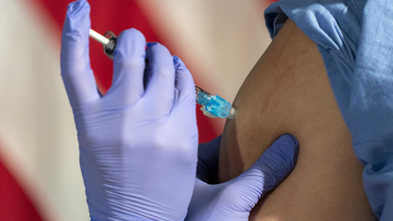 Zajlik az egészségügyi dolgozók oltása, de néhányan nem kaphatnak a vakcinából