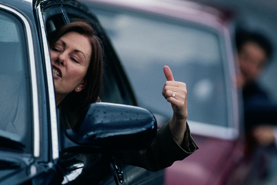 7 dolog, ami rettentően zavarja a többi sofőrt vezetés közben, mégis sokan csinálják