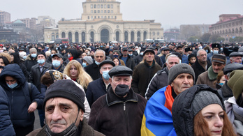 Ezrek tüntettek Örményországban a kormányfő lemondásáért