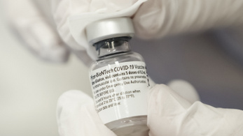 Már több mint 300 ezren regisztráltak koronavírus-oltásra Magyarországon