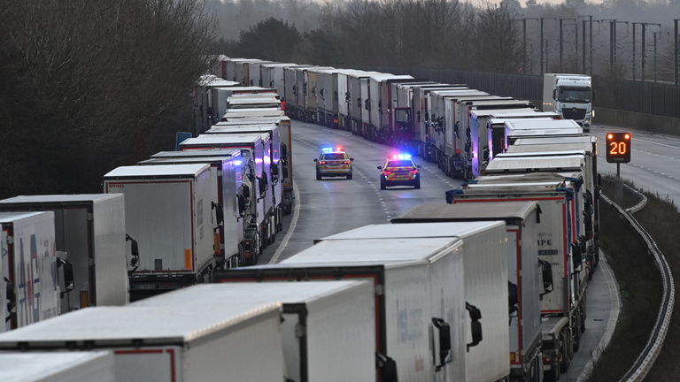 Vesztegzár Dovernél: a türelmetlen kamionosoknak WC-t, vizet és hamburgert adnak