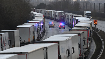 Vesztegzár Dovernél: a türelmetlen kamionosoknak WC-t, vizet és hamburgert adnak