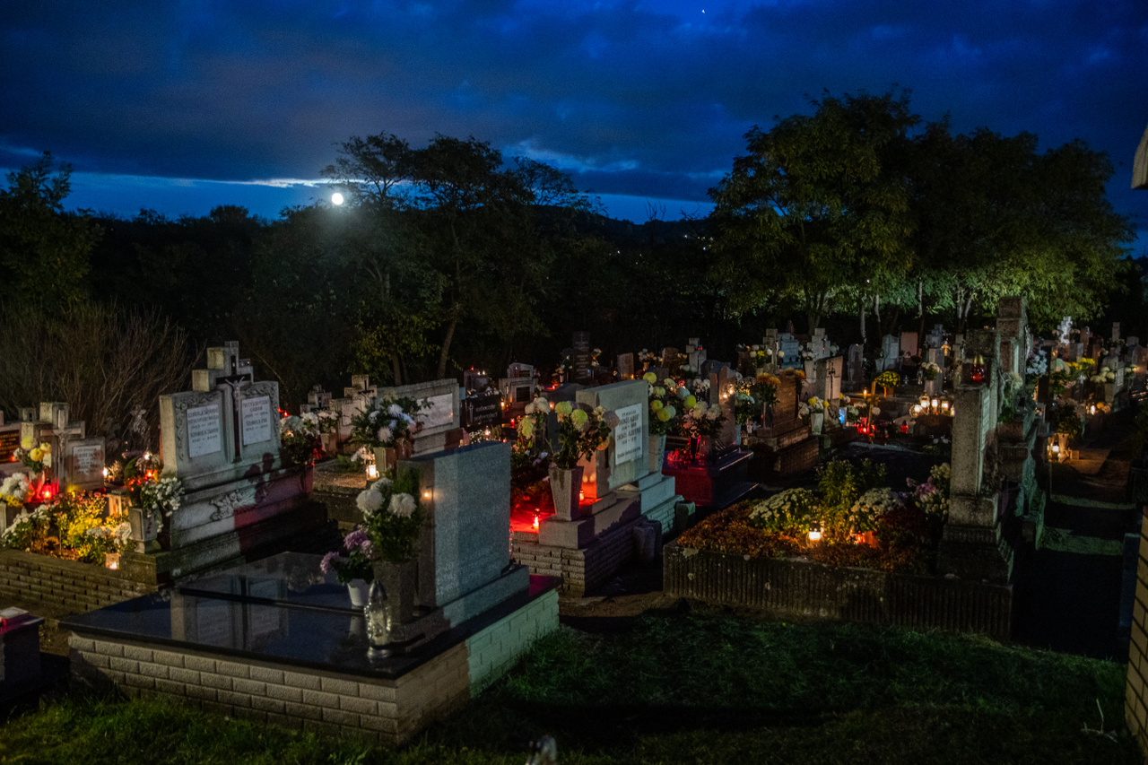 Feljön a telihold a mogyoródi temető felett mindenszentek estéjén 2020 október 31-én