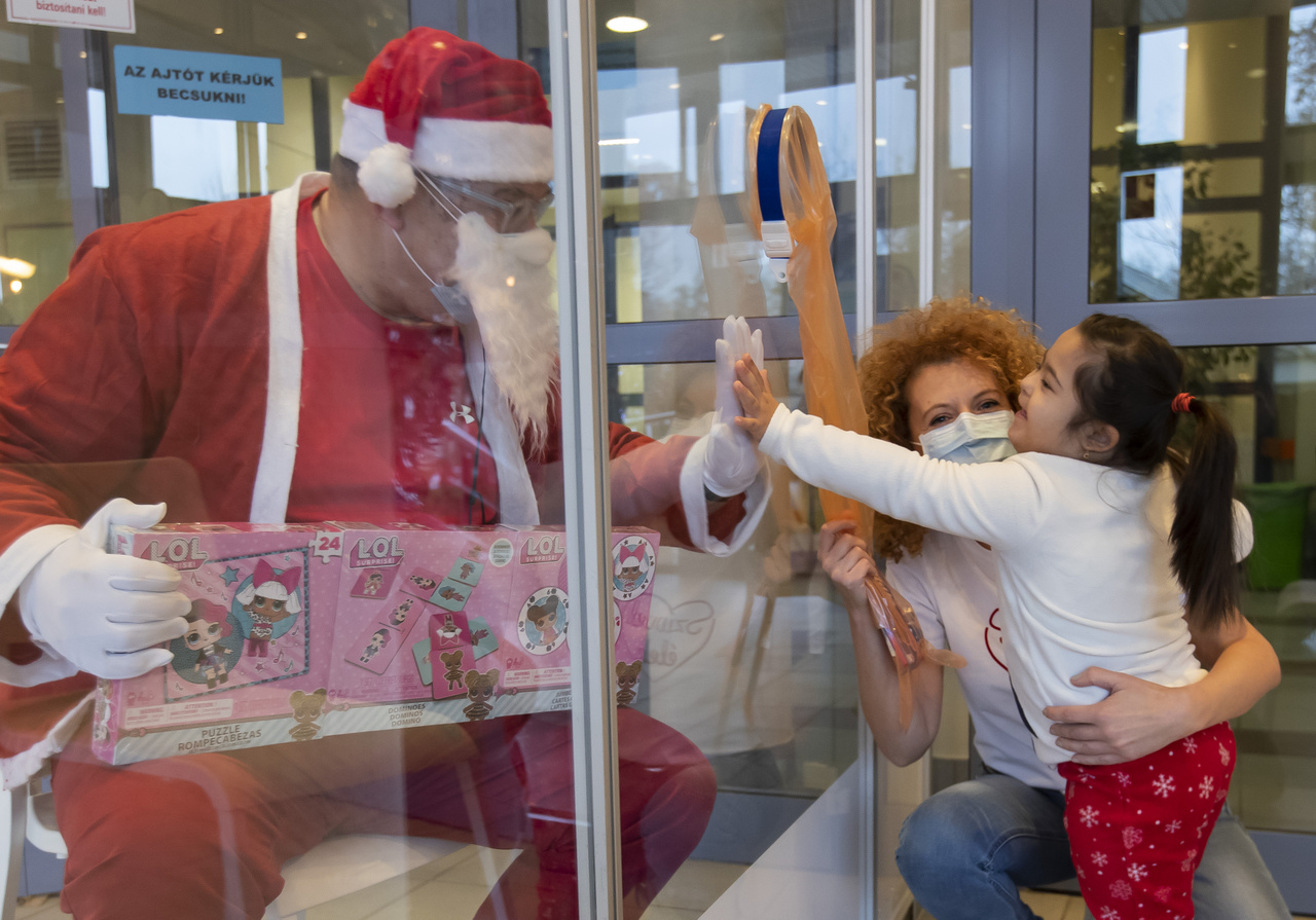 A Gottsegen György Országos Kardiológiai Intézetben egy plexi falon keresztűl hoz ajándékot a mikulás a kis betegeknek 2020 december 6-án