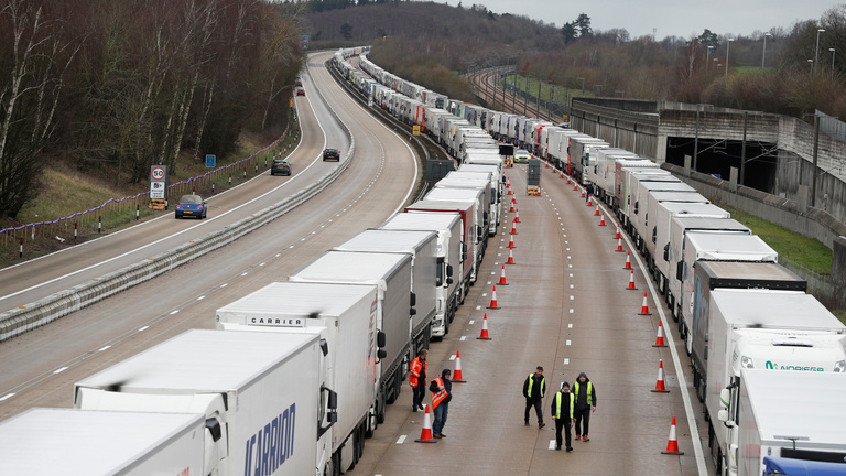 Doveri káosz: jóval kevesebb kamion várakozik