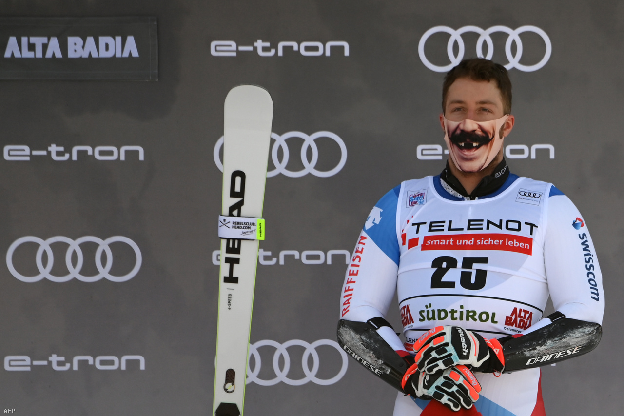 A svájci alpesi síző, Justin Murisier áll maszkban a dobogón. A koronavírus ellenére folytatódó sporteseményeken szigorú járványügyi intézkedéseket vezettek be, többek között a maszkviselést.