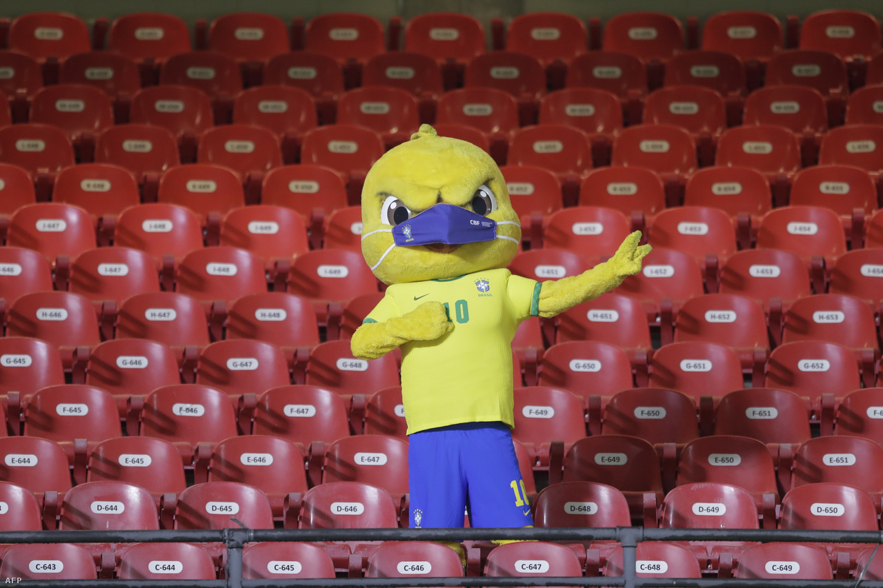 A brazil válogatott kabalája, Canarinho ezúttal nem tud kit szórakoztatni, hiszen üres a nézőtér a Sao Paulóban található Morumbi Stadionban a Brazília–Venezuela vb-selejtező előtt.