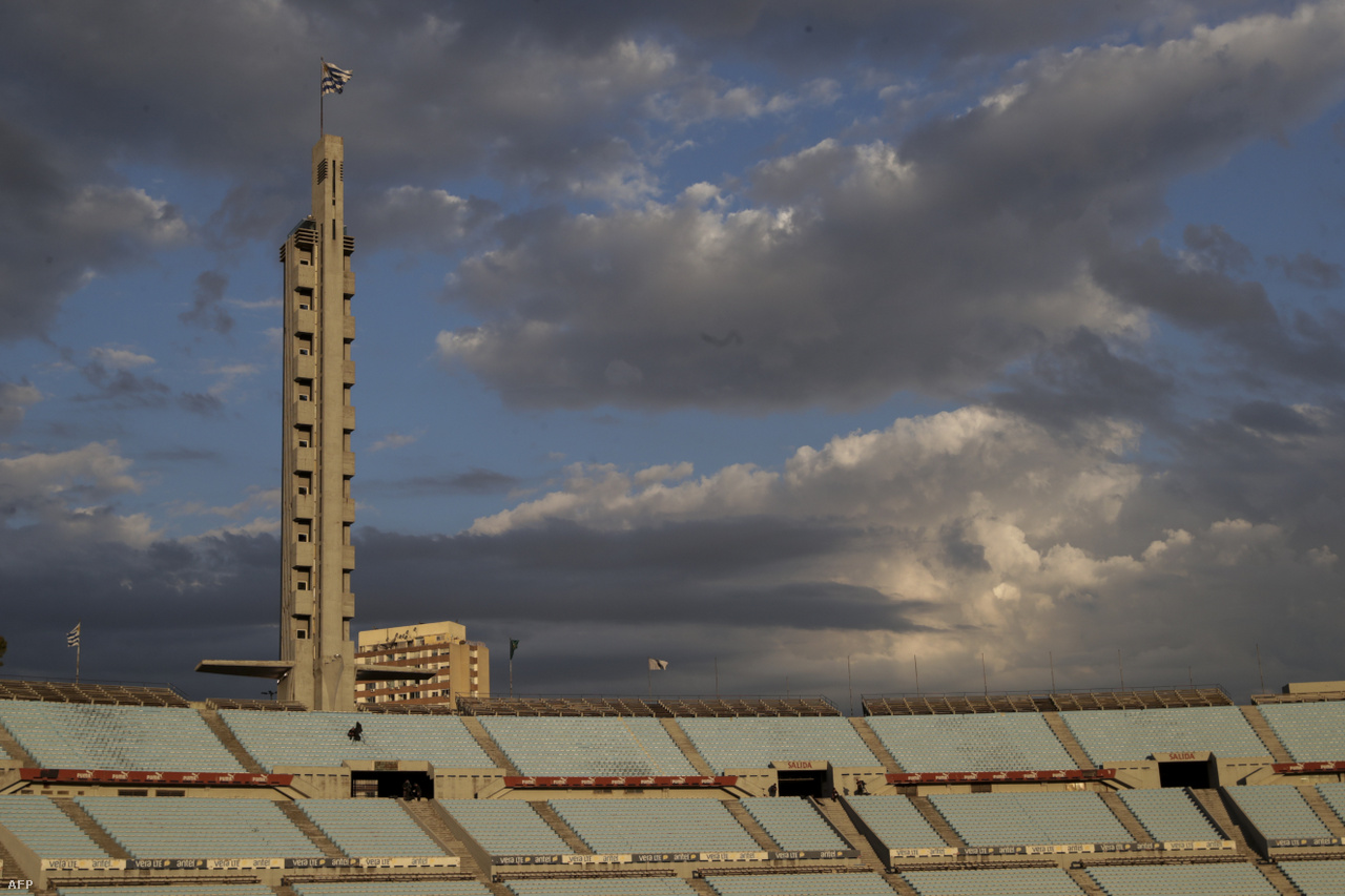 Az elmúlt hónapokban megszokottá vált, ugyanakkor rendkívül szomorú látkép: üres stadion. A képen a Montevideóban található Centenario Stadion látható az Uruguay–Brazília világbajnoki selejtező előtt.