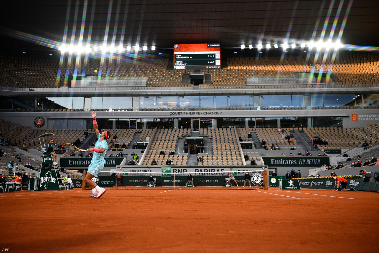 Rafael Nadal adogat a Roland Garroson a nézők nélküli Philippe Chatrier pályán. A „salakkirály” spanyol teniszező rendre telt ház előtt játszik, különösen a párizsi salakos Grand Slam-tornán, amelyet karrierje során 13-szor nyert meg. 