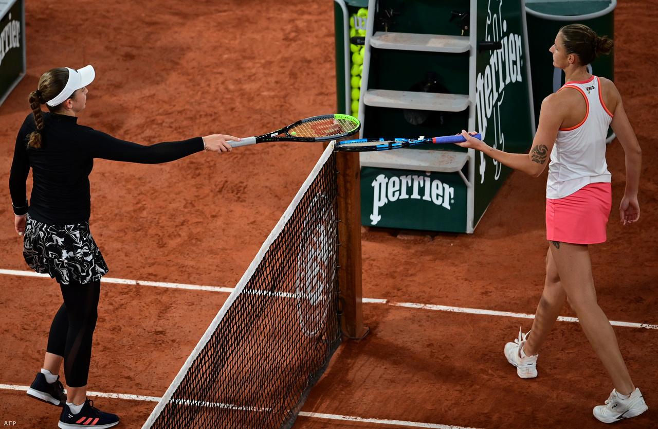 A teniszezőknél a távolságtartásra is ügyeltek, a meccs végi pacsit felváltotta az ütők összeérintése. A képen Jelena Ostapenko Karolína Plískovával „ütőzik” a mérkőzésük után.