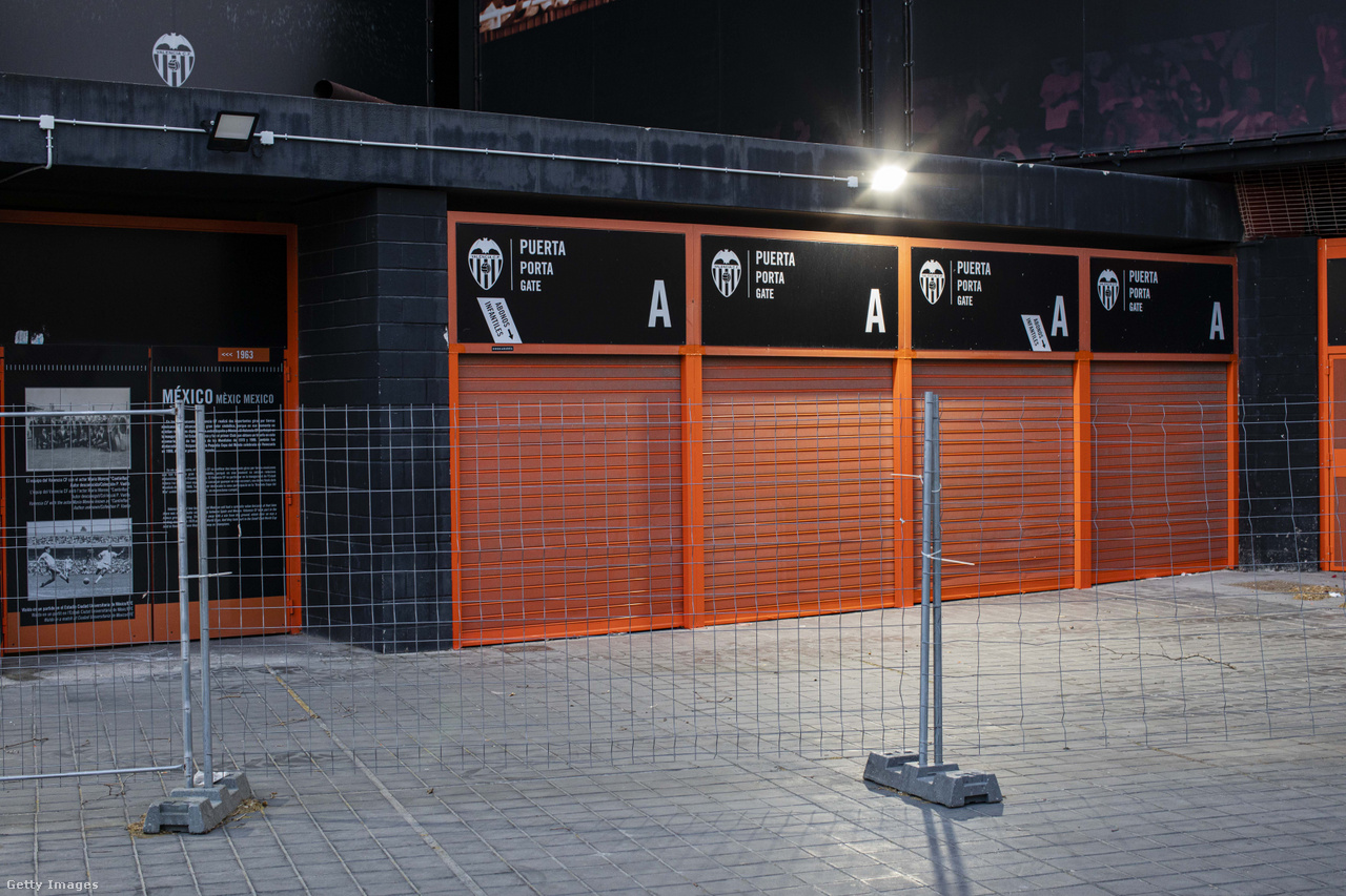 Szomorú látvány: a koronavírus-járvány miatt a jegypénztárak is zárva maradnak. A képen a valenciai Mestalla Stadion egyik kasszájának lehúzott redőnyei láthatóak az Atalanta elleni Bajnokok Ligája-csoportmeccs előtt.