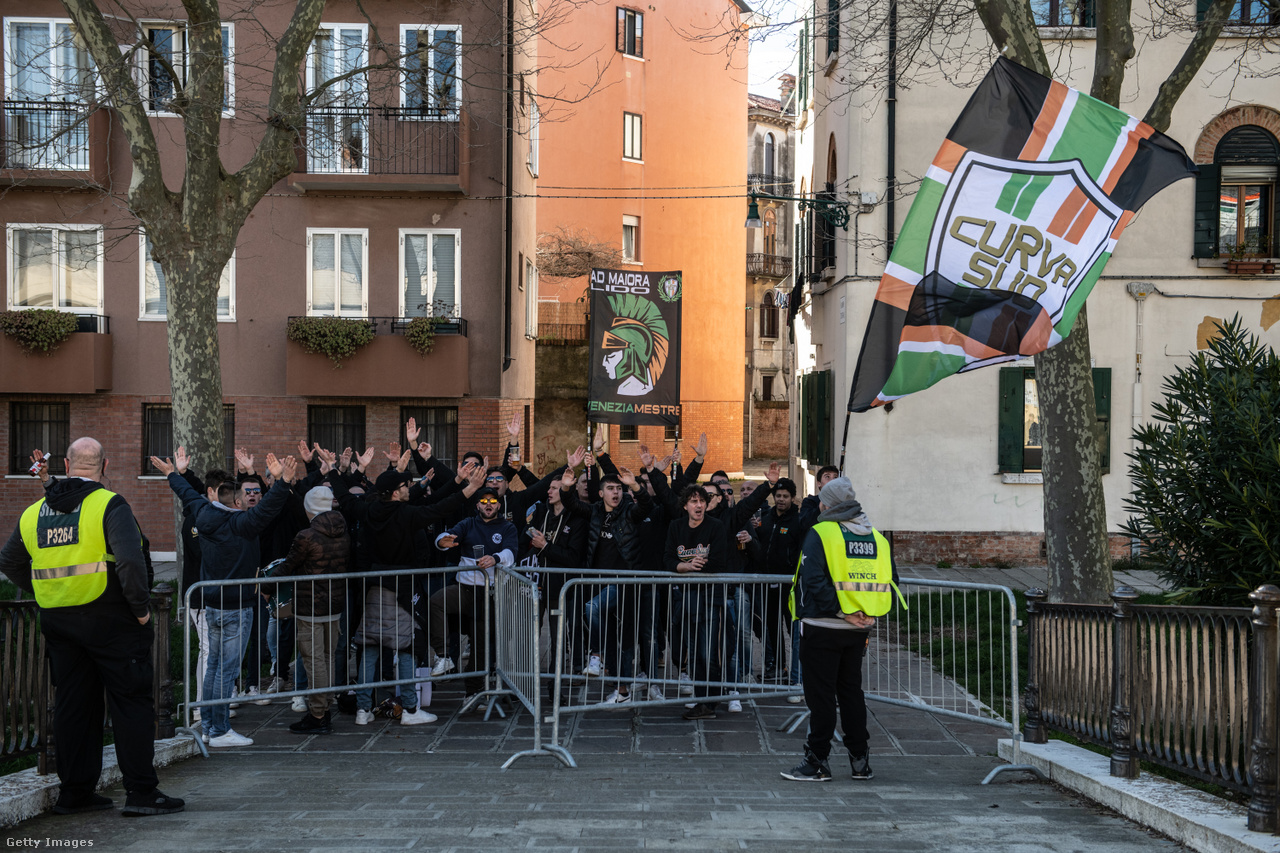 A stadionban nem lehetnek szurkolók, de azon kívül igen. A képen az olasz másodosztályú Velence drukkerei gyűltek össze az aréna melletti utcában, hogy biztassák kedvenceiket a Crotone elleni bajnokin 2020 márciusában. 