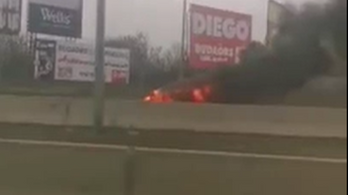 Videón a budaörsi autópályaszakasznál lángra kapott autó