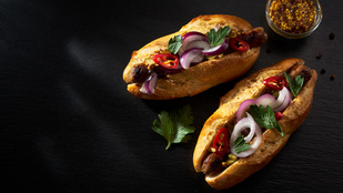 Emeld a hot dogokat egy magasabb szintre sült hagymával és juharszirupos mustárral