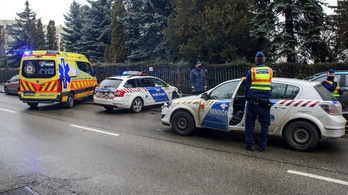 Rendőrautók karamboloztak az Istenhegyi úton, egy rendőr kórházban