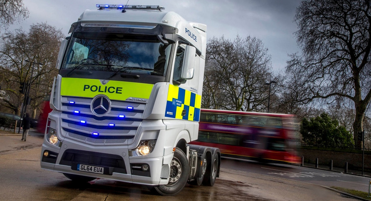 Jól áll az Actrosnak az angol rendőrségi dekor és fényhíd