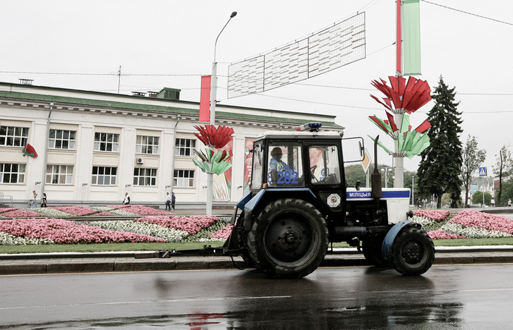 Egy MTZ-80-as rendőr traktor Vityebszkben járőrözés közben