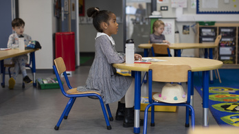 Bezárják az általános iskolákat Londonban a gyorsan terjedő mutáció miatt