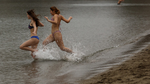 Ezek a kanadai lányok bátran, bikiniben belefutottak az óceánba újév alkalmából