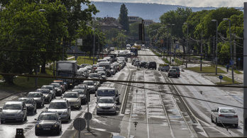 Itthon 19 százalékkal, Romániában 22 százalékkal csökkent a forgalomba helyezett járművek száma