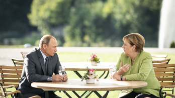 Szorosabb együttműködésről egyeztetett Angela Markel és Putyin