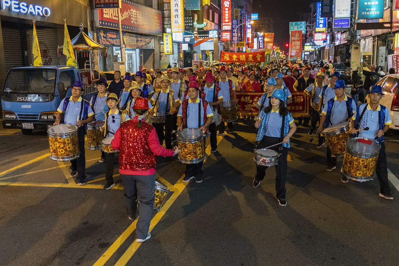Ma-cu istennőt ünnepli a tömeg egy felvonuláson. Lotung, 2020. október 25-én.