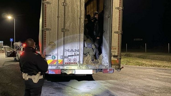 Ötvenöt illegális bevándorlót zsúfolt egy kisteherautóba egy magyar férfi