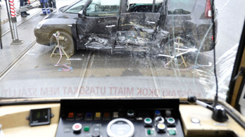 Durva baleset Újbudán, villamossal ütközött egy autó