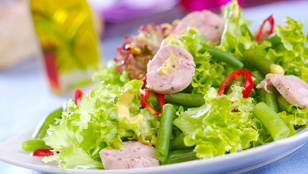 Fehérkolbász-saláta grillezett körtével – ezt próbáld ki, ha szereted az édes és sós ízeket együtt!