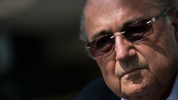 Átesett a koronavíruson, most súlyos állapotban vitték kórházba a FIFA korábbi elnökét