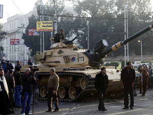 Tankokat küldtek Kairó utcáira