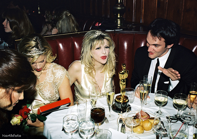 Courtney Love hercegnőnek öltözve Quentin Tarantino társaságában az 1995-ös Oscarkiosztó utáni egyik partin