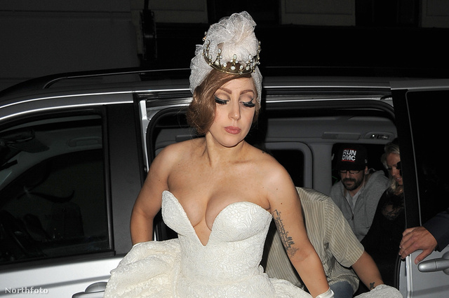Lady Gaga idén szeptemberben egy londoni buliba indult ebben a ruházatban
